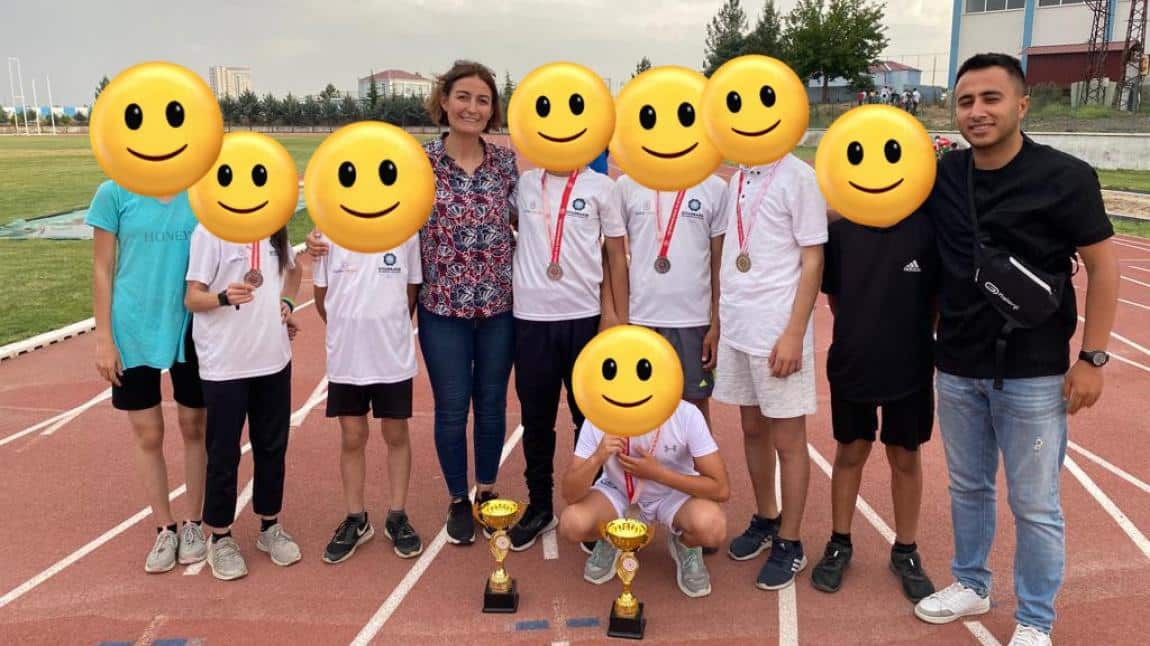 19 mayıs Atatürkü anma ve gençlik spor koşusunda koşuyolu ortaokulu